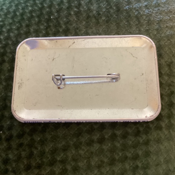 Vintage TOYS 1992 Robin Williams Movie Promo Pinback Pin Badge Button - Picture 2 of 3